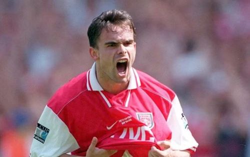  Marc Overmars: Arsenal nhận 25 triệu bảng khi bán tiền vệ cánh người Hà Lan cho Barcelona vào năm 2000. Theo bảng quy đổi của Valuball, thương vụ này hiện có giá trị 196 triệu bảng, chỉ thấp hơn Gascoigne 1 triệu bảng. Ảnh: Getty. 