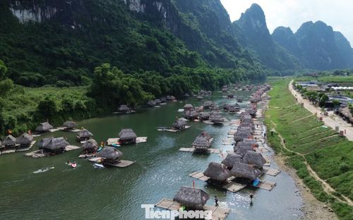  Điểm nhấn đặc biệt của Nà Bờ chính là những chiếc bè nổi trên mặt sông. Được làm từ tre, luồng, nứa và lợp mái lá cọ, các bè mang đậm nét mộc mạc của vùng quê. 