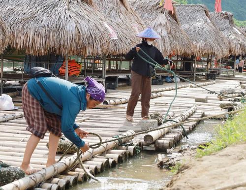 Theo người dân Nà Bờ, hiện khu vực này có khoảng 130 chiếc bè của 130 hộ dân Nà Bờ phục vụ khách du lịch. Mỗi chiếc bè người dân đầu tư 25 triệu đồng.