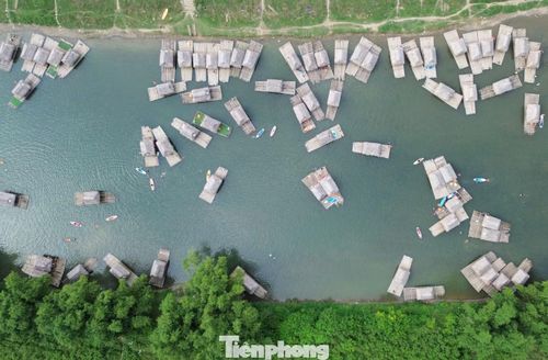 Từ trên cao nhìn xuống, hàng trăm chiếc bè xếp dọc theo dòng sông trong xanh tạo nên khung cảnh đẹp như một bức tranh thủy mặc.