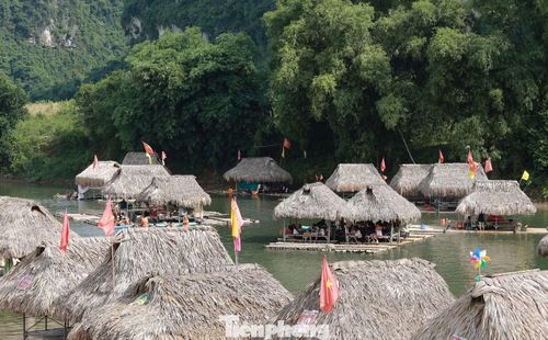 Vào mùa hè, đặc biệt những ngày cuối tuần, khúc sông Nà Bờ có thể đón hàng nghìn lượt khách mỗi ngày. Giá thuê mỗi chiếc bè một ngày dao động từ 250.000 - 300.000 đồng, phù hợp với nhóm gia đình hoặc bạn bè. Ngoài dịch vụ cho thuê bè, người dân còn phục vụ nước uống, đồ ăn, cho thuê áo phao và nhiều tiện ích khác để du khách có một ngày trải nghiệm trọn vẹn.