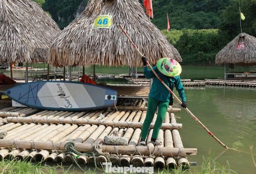 Bà Bùi Thị Thơ, thôn Nà Bờ cho biết, ban đầu chỉ có vài hộ dân dựng bè để nghỉ ngơi và trải nghiệm trên sông, nhưng khung cảnh thơ mộng ở đây người dân truyền tai nhau và lượng khách tăng nhanh. Từ đó, nhiều hộ dân đã mạnh dạn đầu tư thêm bè để phục vụ nhu cầu tham quan, ăn uống và thư giãn của du khách.