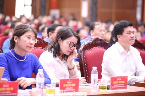 Các đại biểu xúc động khi xem phóng sự Đề án "Câu chuyện thời hoa lửa".