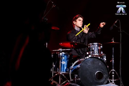 Điểm nhấn là màn kết hợp giữa trống truyền thống Việt Nam và trống jazz của nghệ sĩ quốc tế Emil Vergo. Sự kết hợp tạo không khí hào hùng. Đội gặp bất lợi khi Quang Hùng MasterD phải ra nước ngoài công tác bảy ngày, các thành viên gấp rút tập luyện. Song Luân, Jsol và Sơn.K đánh giá Quang Hùng MasterD là đội trưởng có khả năng định hướng, tạo cảm giác tin tưởng.