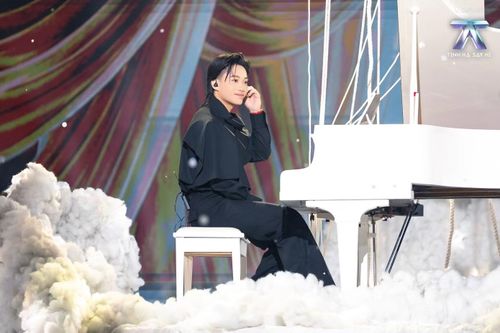 Đội Dương Domic chọn hướng đi nhẹ nhàng hơn với Thế giới của anh. Ca khúc pop ballad kết hợp piano của nghệ sĩ Vận Toàn và sáo trúc, gợi nhớ không khí của những bản tình ca thập niên 2000.