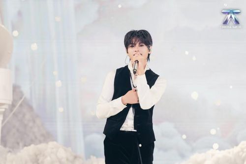 Các đội khác bùng nổ bằng rap, nhóm chọn piano tạo nền cho phần hòa âm hiện đại, còn sáo trúc bổ sung sắc thái Á Đông và cảm giác hoài niệm. Buitruonglinh cho biết đội không đặt mục tiêu chạy theo xu hướng mà muốn khai thác thế giới nội tâm của người trình diễn. Lựa chọn này phát huy hiệu quả nhất định khi khán giả tại trường quay đồng thanh hát theo ngay trong lần đầu ca khúc được giới thiệu.