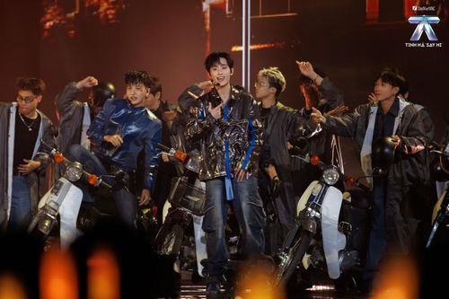 Đội Wren Evans gồm Ali Hoàng Dương, Hyo, Cody Nam Võ và Vương Bình trình diễn MVP (Mưa vội phóng), với sự hỗ trợ của producer 2pillz. Sân khấu mang đậm cá tính của Wren Evans với mô hình "buồn trong club".