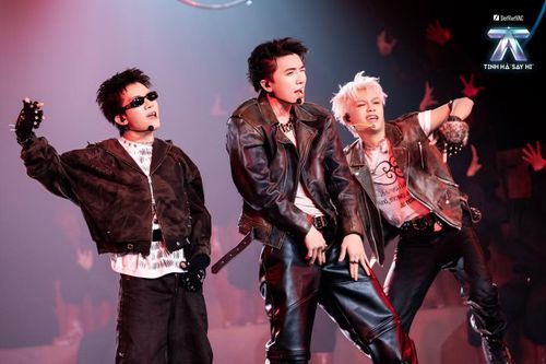 Phần ballad do Coolkid chắp bút tạo khoảng mở trước khi ca khúc chuyển sang những đoạn rap mạnh. Xuân Định Ky lần đầu thử sức với rap, đề xuất sử dụng đàn nguyệt. Ivan tham gia luyện tập vũ đạo, tự viết phần rap để trở lại với màu sắc hip-hop từng gắn bó với anh trước khi tham gia chương trình.