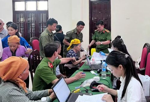 Cán bộ Công an Sơn La đến các địa phương lấy mẫu ADN của thân nhân liệt sĩ.