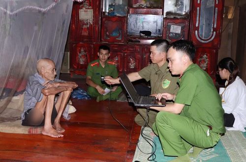 Cán bộ Công an đến tận nhà ông Quàng Văn Hóa lấy mẫu ADN.