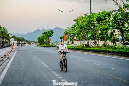 Chị Nguyễn Thị Huệ - du khách Hà Nội - cho biết cùng cả nhà xuống Quảng Ninh du lịch. "Khác với sự tấp nập hối hả ở đô thị lớn, ở đây buổi sáng mọi thứ thật bình yên tôi cùng gia đình đạp xe dọc đường bao biển tận hưởng phút giây nghỉ ngơi dịp cuối tuần. Khung cảnh rất đẹp, không khí thật trong lành", chị Huệ chia sẻ.