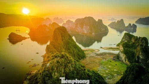 Khi mặt trời vừa mọc, toàn bộ những hòn đảo trên vịnh Bái Tử Long bừng sáng với nhiều gam màu.
