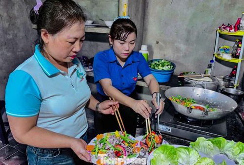  Điểm nhấn trong chuỗi hoạt động là chương trình “Bữa cơm tri ân”, được đoàn viên thanh niên (ĐVTN) trực tiếp chuẩn bị và thực hiện tại nhà các Mẹ Việt Nam Anh hùng. 