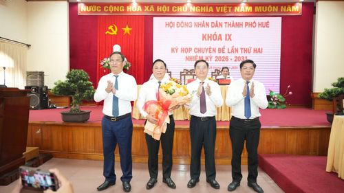 Tặng hoa chúc mừng tân Chủ tịch UBND TP. Huế Lê Trí Thanh.