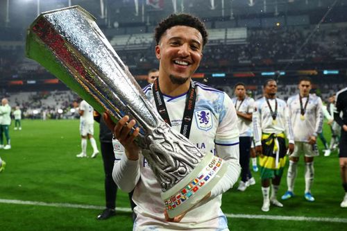  Jadon Sancho: Hợp đồng của Sancho tại MU kết thúc sau mùa 2025/26. MU có quyền kích hoạt gia hạn một năm nhưng "Quỷ đỏ" từ chối vì muốn giải quyết dứt điểm vị trí thừa thãi này. Mùa trước, tiền đạo 26 tuổi này thi đấu mờ nhạt khi khoác áo Aston Villa dưới dạng cho mượn. Sancho được Juventus liên hệ nhưng mức lương quá cao. Tuyển thủ này đang nỗ lực tới cùng để tìm một bến đỗ mới nằm trong 5 giải hàng đầu châu Âu. 