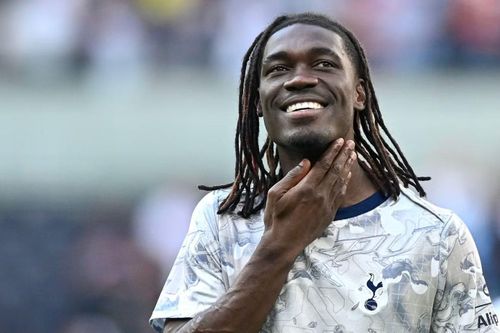  Yves Bissouma: Tiền vệ người Mali bị Tottenham Hotspur thanh lý hợp đồng khi mùa giải 2025/26 khép lại. Mùa trước, Bissouma thành thảm họa tại Spurs khi liên tục dính chấn thương, sa sút phong độ và vướng rắc rối bị HLV Thomas Frank kỷ luật. Tiền vệ 29 tuổi đang được West Ham, Crystal Palace và Chelsea để mắt. 