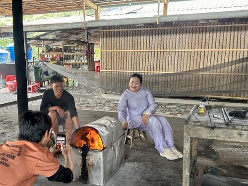 Du khánh được trải nghiệm các công đoạn làm cốm.