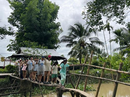 Du khách trải nghiệm đi cầu khỉ tại Cồn Sơn.