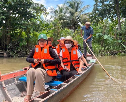 Trải nhiệm ngồi xuồng len lỏi qua từng con rạch.