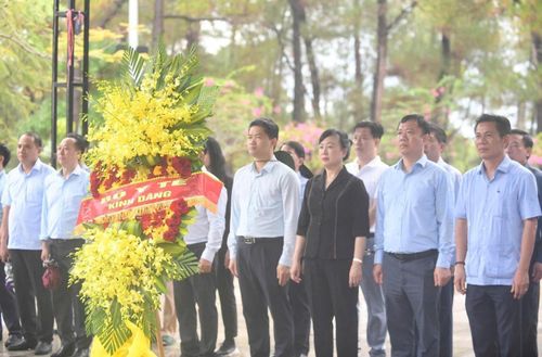 Đoàn công tác dâng hương tại Đài tưởng niệm Anh hùng liệt sĩ, Nghĩa trang Liệt sĩ quốc gia Trường Sơn.
