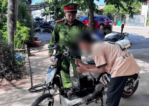 Công an phường Ea Kao yêu cầu học sinh tháo bỏ bộ phận độ chế trên xe đạp điện.