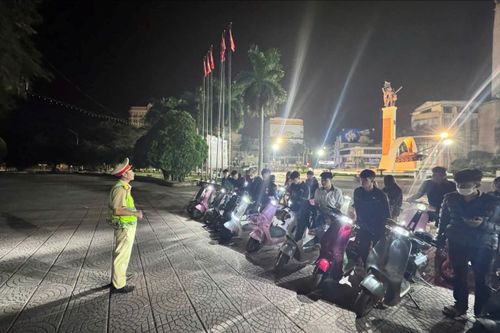 Phòng CSGT Công an tỉnh Đắk Lắk tổ chức tuyên truyền lưu động cho 22 học sinh đang tham gia giao thông.
