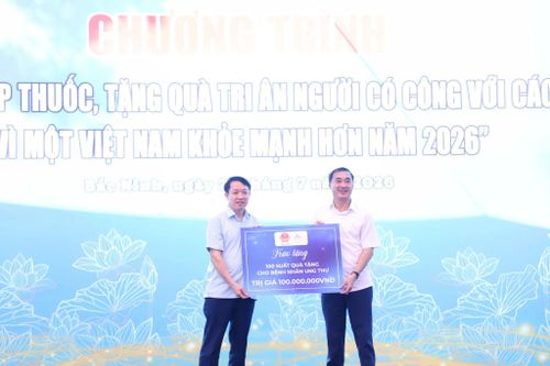 Thứ trưởng Bộ Y tế trao tặng biểu trưng quà dành cho bệnh nhân ung thư đang điều trị tại BVĐK Bắc Ninh số 2.
