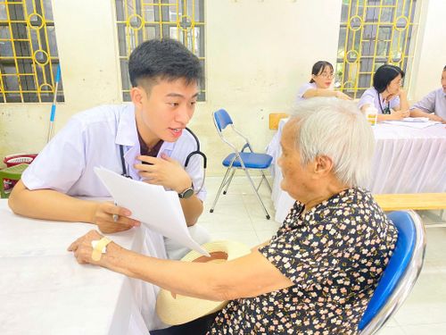 Người dân được khám tổng quát, thực hiện xét nghiệm, chụp X-quang, tư vấn sức khỏe và cấp thuốc miễn phí
