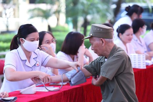 Người dân được khám tổng quát, thực hiện xét nghiệm, chụp X-quang, tư vấn sức khỏe và cấp thuốc miễn phí