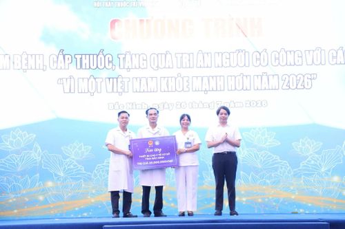 Ông Nguyễn Hữu Tú, Phó Chủ tịch Thường trực Hội Thầy thuốc trẻ Việt Nam, trao tặng các thiết bị y tế, góp phần nâng cao năng lực chăm sóc sức khỏe tại tuyến y tế cơ sở tỉnh Bắc Ninh.