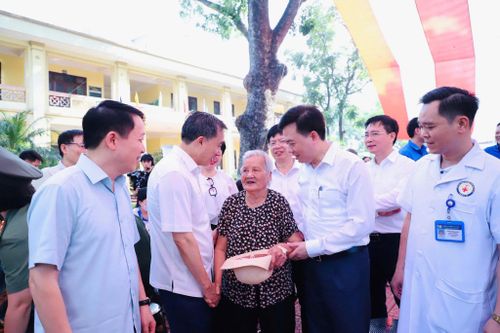 Thứ trưởng BỘ Y tế và các đại biểu trò chuyện, thăm hỏi người dân khi đến khám sức khỏe