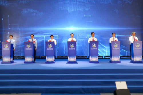 Phó Thủ tướng Phan Văn Giang cùng các đại biểu thực hiện nghi thức công bố sản phẩm nhôm thỏi đầu tiên của Việt Nam