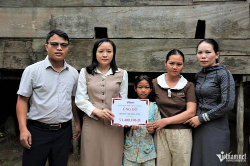 Đại diện Báo VietNamNet cùng Phòng Văn hóa - Xã hội xã Phước Trà trao 53.400.196 đồng của bạn đọc hỗ trợ bé Hồ Thị Kim Anh