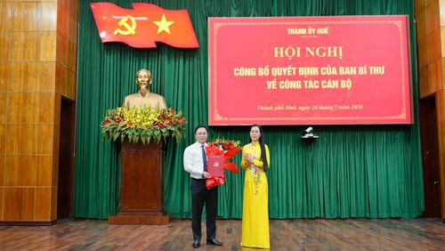 Phó Trưởng Ban Tổ chức Trung ương Bùi Thị Quỳnh Vân trao quyết định cho Phó Bí thư Thành ủy Huế Lê Trí Thanh. Ảnh: Lê Bằng