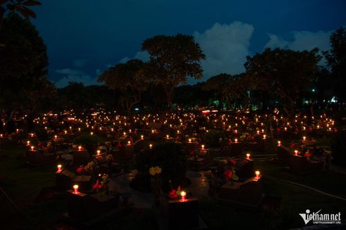 Mỗi ngọn nến, nén hương được thắp lên là lời tri ân thành kính và lòng biết ơn sâu sắc của thế hệ trẻ đối với những anh hùng liệt sĩ đã hy sinh vì độc lập, tự do của Tổ quốc, để các thế hệ hôm nay được sống trong hòa bình, hạnh phúc.