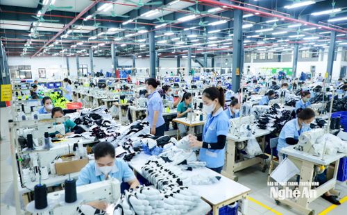 Công nhân làm việc tại doanh nghiệp FDI trong lĩnh vực may mặc ở xã Kim Liên. Ảnh: Thành Duy