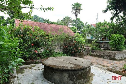 Giếng nước, bể nước cùng nhiều hiện vật gắn với ngôi nhà vẫn được gia đình ông Trung lưu giữ nguyên vẹn.