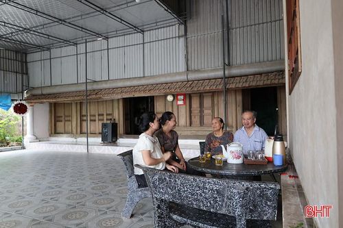 Ngôi nhà ba gian bằng gỗ của gia đình bà Trần Thị Xuân (thôn Sơn Phượng, xã Trường Lưu) vẫn được gìn giữ và sử dụng làm nơi sinh hoạt của gia đình đến ngày nay.