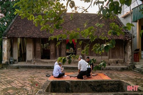 Không gian nhà cổ với mái ngói, sân gạch, khu vườn vẫn được các thế hệ trong gia đình gìn giữ, lưu dấu nếp sống của làng quê Hà Tĩnh. Ảnh tư liệu