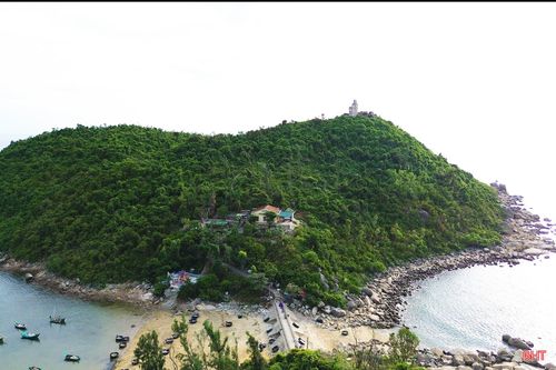 Mỗi khúc cua trên cung đường mở ra một khung cảnh khác nhau, từ biển xanh bao la đến những vách đá tự nhiên mang vẻ đẹp hiếm có.