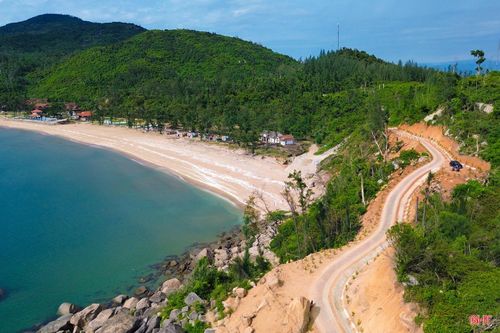 Cung đường lên Eo Lói, hải đăng Cửa Sót dài hơn 1 km vừa được UBND xã Thạch Khê đầu tư xây dựng uốn lượn theo triền núi.