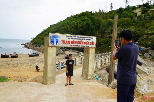 Giữa cung đường lên hải đăng Cửa Sót, du khách cũng có thể dừng chân chụp ảnh tại trạm đèn biển.
