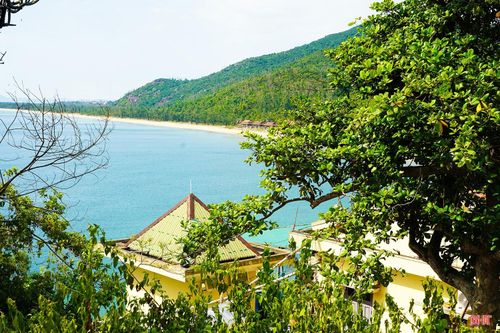 Đứng ở khu vực này, du khách có thể phóng tầm mắt bao quát toàn bộ vùng biển phía dưới. Những con sóng dập dềnh cùng màu xanh của biển trời tạo nên bức tranh thiên nhiên đầy ấn tượng.