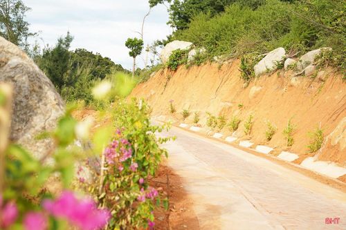Trước đây, để lên Eo Lói, hải đăng, người dân và du khách phải men theo những lối mòn gập ghềnh, nhiều đoạn dốc và khó di chuyển. Việc đầu tư tuyến đường mới đã tạo điều kiện thuận lợi, an toàn hơn cho ngư dân khi đi đánh bắt hải sản cũng như người dân, du khách khi đến tham quan, trải nghiệm.