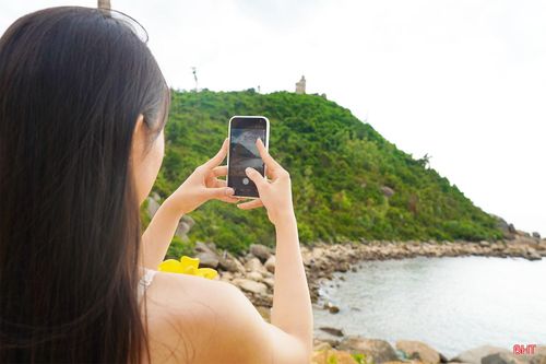 Chị Hoàng Thị Như Ngọc (xã Thạch Khê) chia sẻ: "Tôi đã biết đến Eo Lói và hải đăng từ khá lâu nhưng chưa có dịp đến vì đường đi rất khó khăn. Từ khi có tuyến đường mới, việc di chuyển thuận tiện, ô tô cũng có thể vào được. Đến đây, đứng ở bất cứ góc nào tôi cũng có thể chụp được những bức ảnh đẹp".