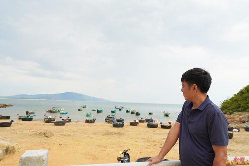 Ông Phạm Quốc Tráng (TP Hà Nội) cho biết: "Tôi và gia đình đến nghỉ dưỡng tại Khu du lịch nghỉ dưỡng Quỳnh Viên, sau đó tham quan cung đường này. Tôi thích cảm giác được đi giữa không gian núi và biển, mỗi điểm dừng chân lại mang đến một góc nhìn khác nhau. Đây là trải nghiệm rất thú vị mà không phải địa phương ven biển nào cũng có".