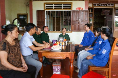 Ông Nguyễn Thế Khoa ôn lại ký ức hào hùng những ngày tham gia chiến đấu bảo vệ Tổ quốc ở biên giới Tây Nam cùng các CCB và ĐVTN xã Sơn Giang.