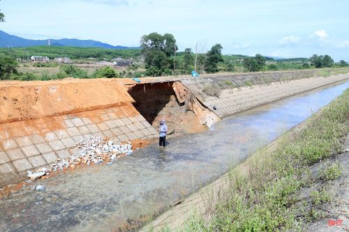 Phó Chủ tịch UBND tỉnh yêu cầu Sở NN&MT chủ trì, phối hợp với Công ty TNHH MTV Thủy lợi Hà Tĩnh huy động tối đa nhân lực, phương tiện, vật tư tổ chức thi công khắc phục hư hỏng kênh Sông Rác. Quá trình sửa chữa cần xây dựng phương án, lộ trình thi công theo hướng rút ngắn thời gian, phấn đấu hoàn thành khắc phục trong thời gian không quá 3 ngày.