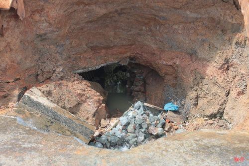 Đoạn kênh bị sạt lở, sập cục bộ dài hơn 40m, trùng với vị trí cống tiêu dưới kênh có kết cấu đá xây gồm 2 cửa, mỗi cửa kích thước 2x2m. Thời điểm xảy ra sự cố, hồ Sông Rác đang mở nước phục vụ tưới sản xuất.