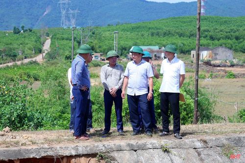 Kiểm tra tại hiện trường, Phó Chủ tịch UBND tỉnh Hồ Huy Thành đánh giá: kênh chính Sông Rác phục vụ tưới tiêu cho diện tích lớn đất nông nghiệp nhưng được xây dựng hơn 40 năm trước, nhiều hạng mục đã xuống cấp nghiêm trọng. Việc xảy ra sự cố đúng vào cao điểm cấp nước sản xuất hè thu đòi hỏi phải xử lý với tinh thần khẩn trương nhất.